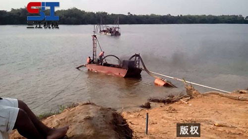 發(fā)往利比里亞的抽沙設備調試中